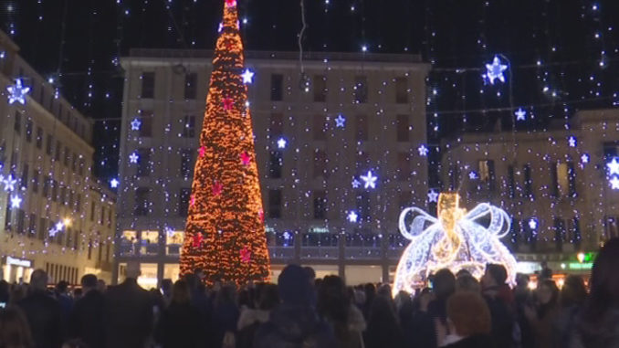 Lecce Natale.E Ufficialmente Natale A Lecce Si Accendono Le Luminarie E Il Presepe Telerama News