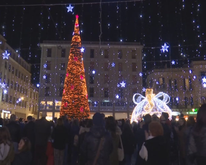 Mercatini Di Natale Lecce.E Ufficialmente Natale A Lecce Si Accendono Le Luminarie E Il Presepe Telerama News