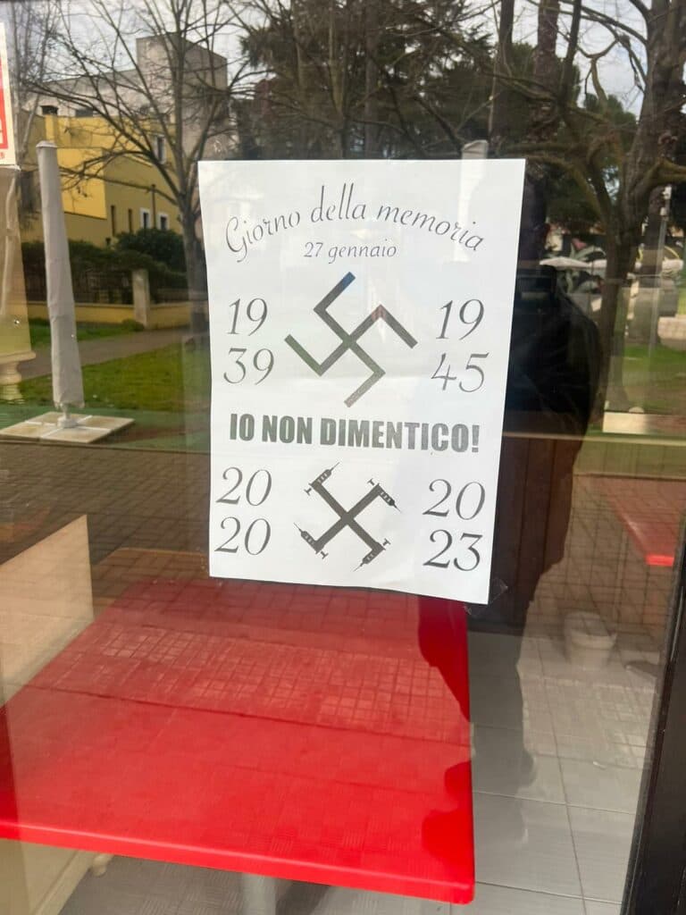 Titolare affigge manifesto nazista paragonando le vittime della Shoah con quelle del Covid