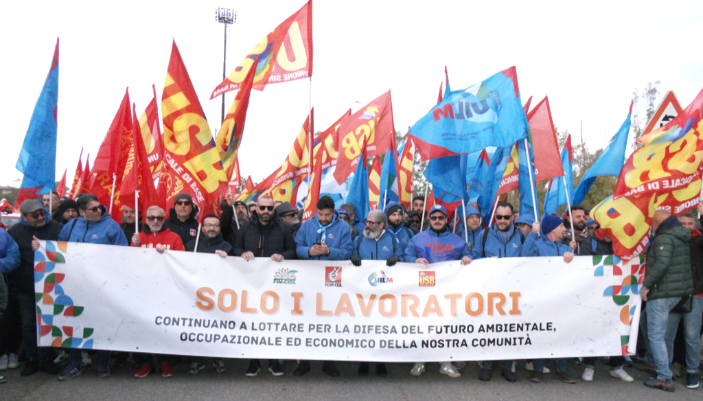 Ex Ilva, la grande manifestazione che vede insieme lavoratori, sindacati ed imprenditori