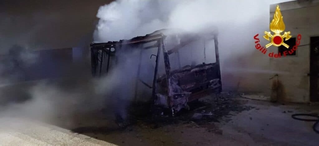 A fuoco un furgone "fast food" a San Pancrazio Salentino