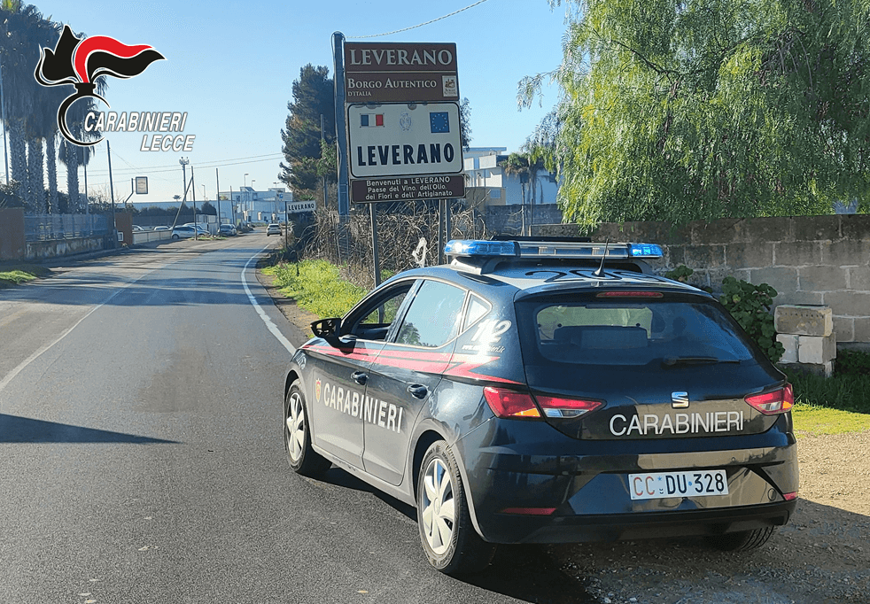 Violenza tra le mura domestiche, arrestati due uomini