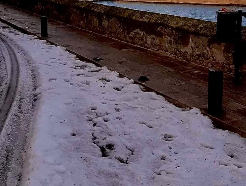 Sembra Cortina ma è Gallipoli... imbiancata, ma da una grandinata