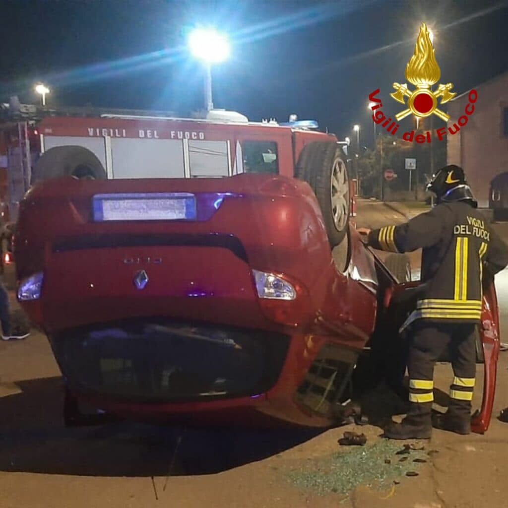 Veglie, si ribalta con l'auto: ferita una giovane
