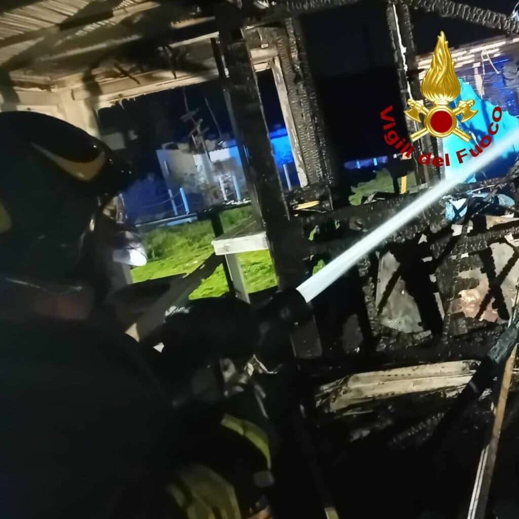Divorato dalle fiamme il lido "Acqua azzurra beach": si sospetta il dolo