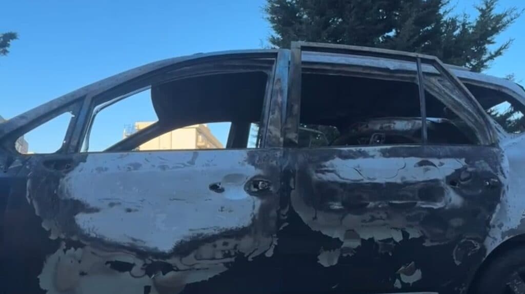 Macabra scoperta: nell'auto in fiamme, il cadavere di un uomo. Forse suicidio
