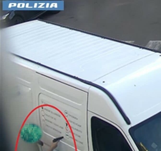 Minaccia con una pistola passanti ed automobilisti, arrestato