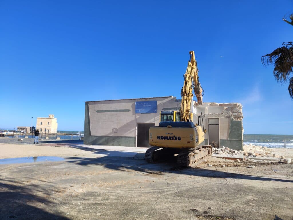 Casalabate cambia volto: abbattuto un altro edificio dismesso