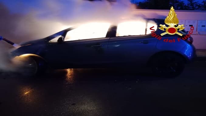 Tre auto in fiamme, l'occhio delle telecamere sulla notte di fuoco