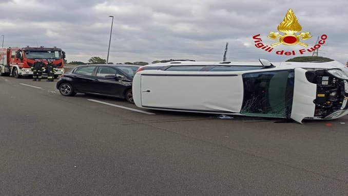 Scontro tra tre auto in tangenziale, ferite lievi