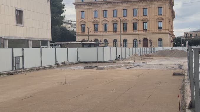 Piazza Libertini, cantiere fermo. La rabbia dei commercianti: incassi sempre più bassi