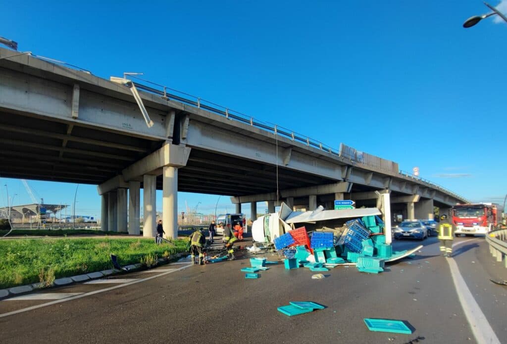 Furgone precipita dal viadotto della 106, conducente salvo per miracolo