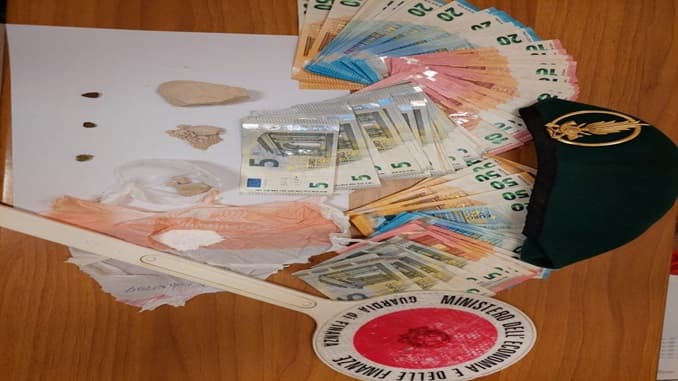 In casa eroina, cocaina e hashish: arrestata presunta pusher recidiva