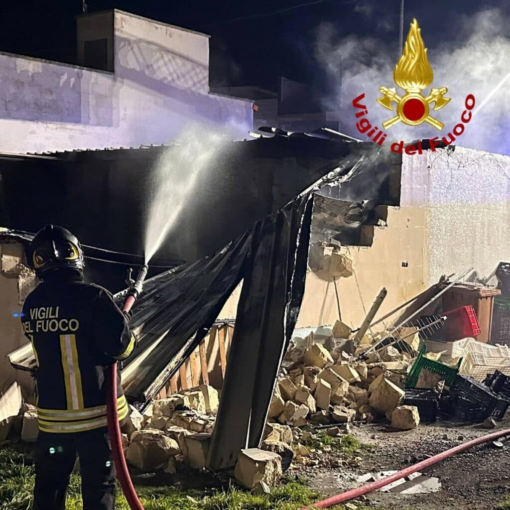 Incendio a Casalabate, danneggiati appartamento e negozio