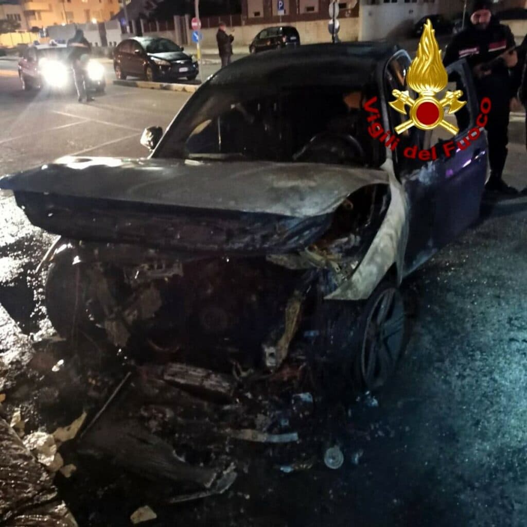 Due auto in fiamme nella notte a Gallipoli