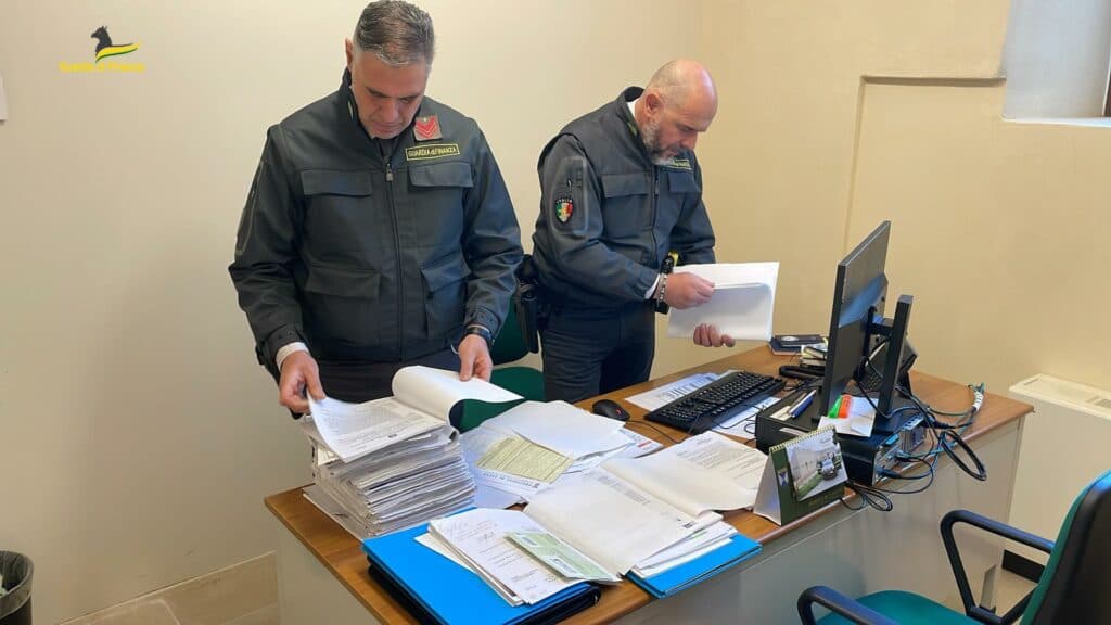 Lecce, multe annullate e biglietti gratis a giostre ed eventi: 46 indagati