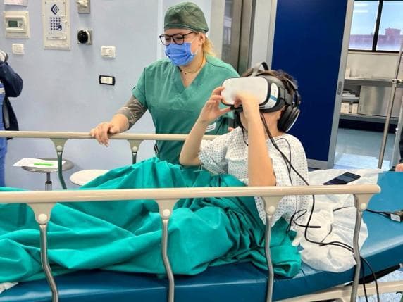 Giochi di realtà virtuale per vincere paura degli aghi al Pediatrico di Bari
