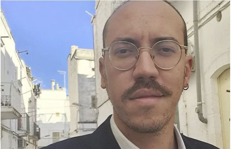 La Meloni a testa in giù - Bufera sul presidente del Museo Civico di Ostuni