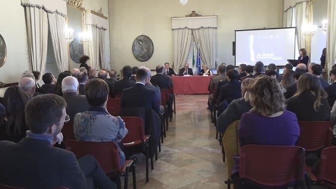 Fare memoria per non dimenticare la tragedia della foibe, la cerimonia in Prefettura