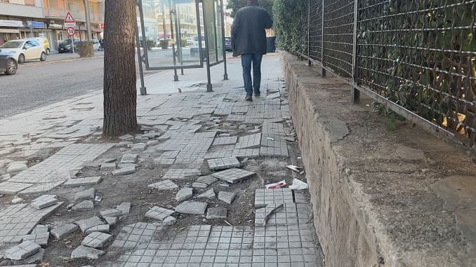 Viale Rossini, tra marciapiedi dissestati e pali della segnaletica scadenti