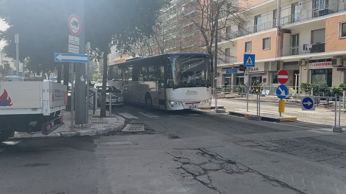Cantiere viale Marche, insorgono i commercianti: "Lavori a rilento e incassi a picco"