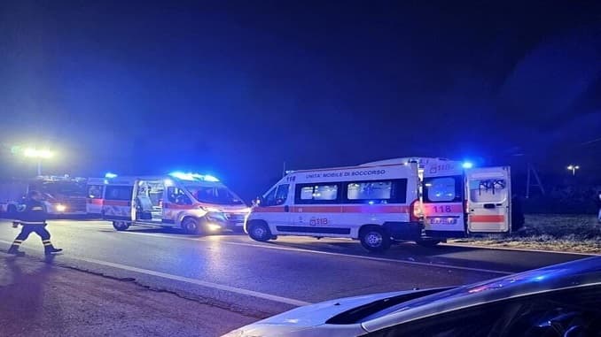 Terribile schianto, auto contro moto: gravi due coniugi