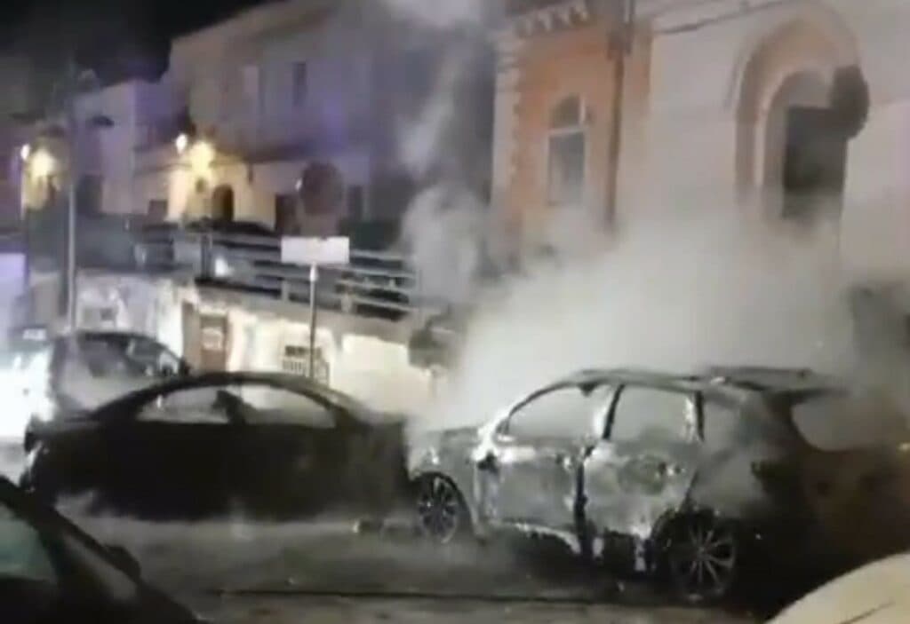 Notte di "fuoco": 6 auto in fiamme a Castellaneta e un bus a Taranto