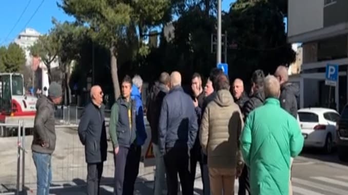 Cantiere Viale Marche, faccia a faccia tra commercianti e Nuzzaci