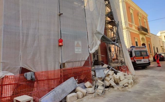 Crolla un palazzo in ristrutturazione: tre operai feriti