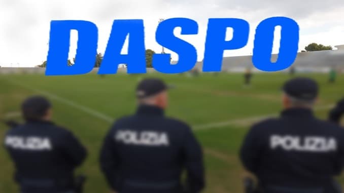 Con il volto travisato lancia un fumogeno sugli spalti: scatta il Daspo