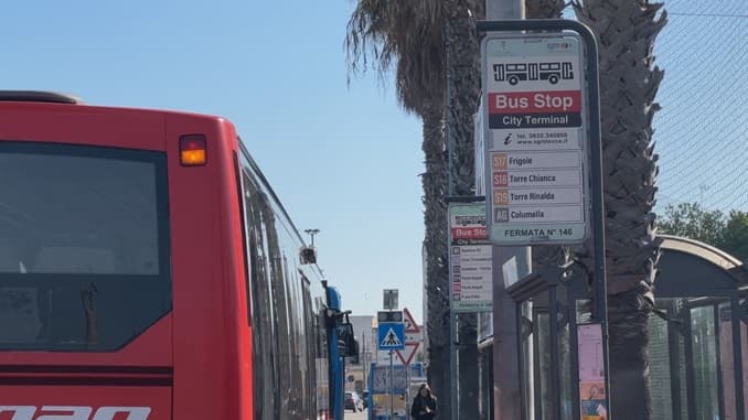 Le fermate Sgm occupate dai bus extraurbani. La denuncia degli autisti: "è pericoloso"
