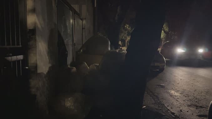Via Martiri d'Otranto buia e in mano agli spacciatori. I residenti: "Abbiamo paura"