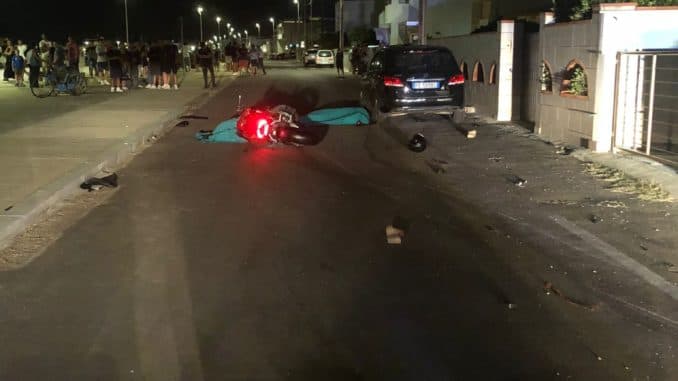 Schianto fatale in moto su una strada resa "insicura": quattro indagati