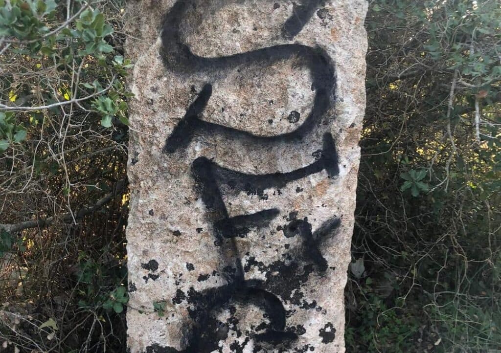 Menhir vandalizzato in località Manfio a Ruffano