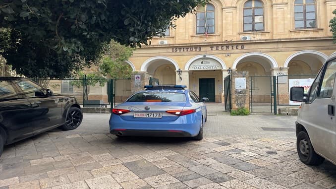 Blitz notturno al "Costa": porte forzate ed escrementi nelle aule