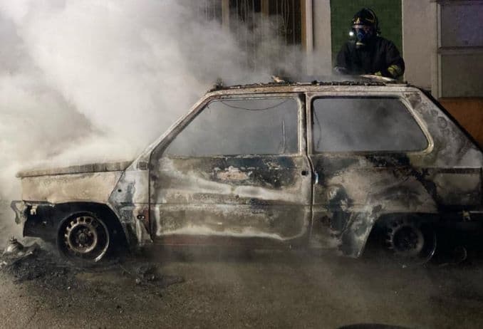Chiama i carabinieri per un'auto in fiamme, ma il piromane era lui. Arrestato