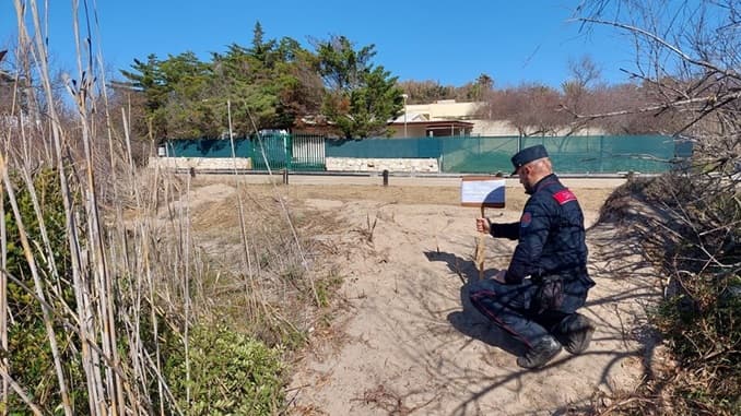 Sbanca dune in area protetta, denunciato e area sequestrata