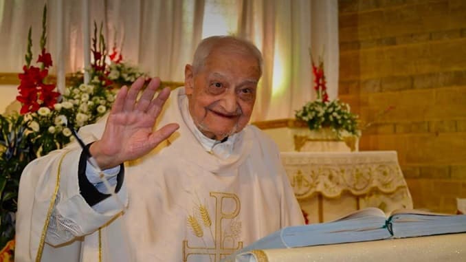 Addio a don Antonio Pellegrino: "Servo umile di Dio", decine i suoi esorcismi