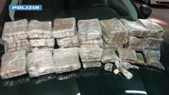 Mezzo quintale di droga nascosto nel furgone: arrestato 25enne