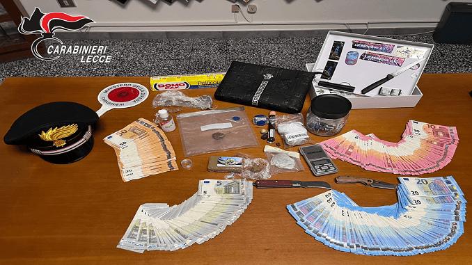 Banconote false, droga e 6000 euro in contanti: 19enne nei guai