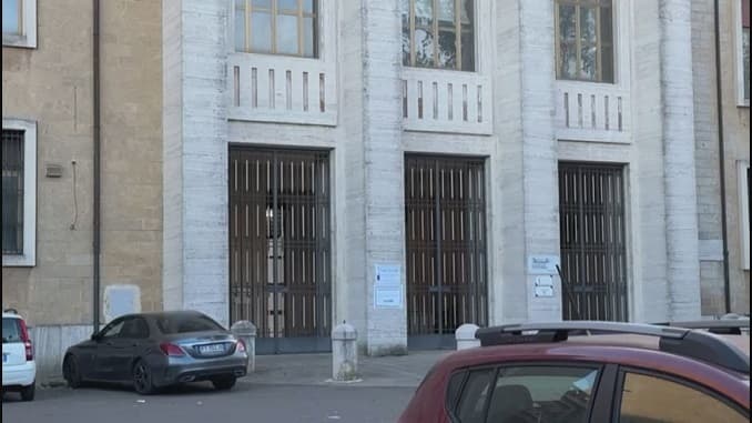 Viale Gallipoli, gli abusivi minacciano chi usa il parcometro