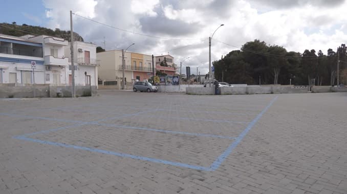 Un'area verde attrezzata? No, "un parcheggio abusivo a Lido Conchiglie"