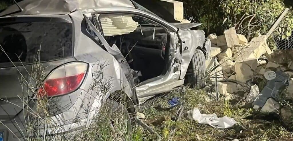 Auto esce fuori strada e finisce contro un muro a Leporano: un morto