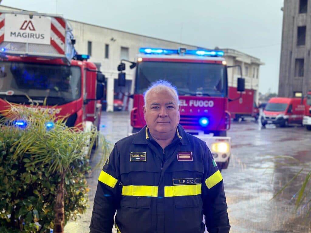 Un addio commosso e applaudito al capo reparto dei vigili del fuoco
