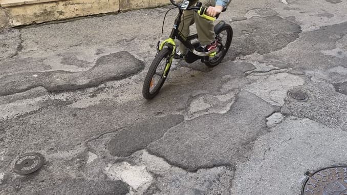 Via Idomeneo, trappola d'asfalto. I residenti: "Intervenite"