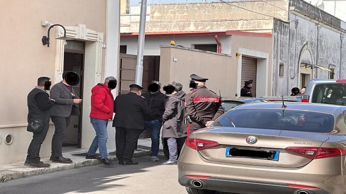 Carmiano, mistero per un uomo trovato col coltello conficcato nel petto