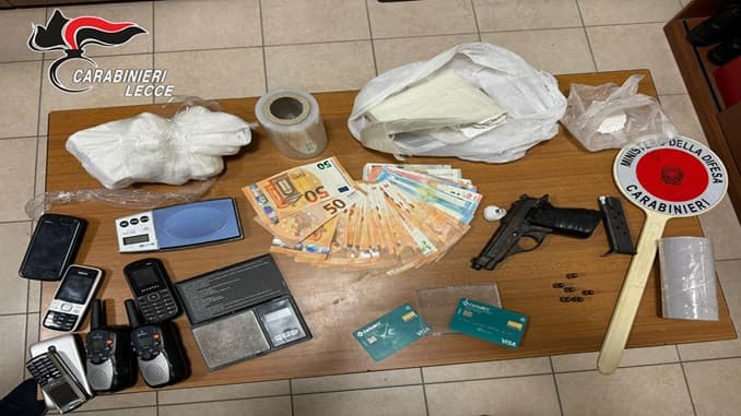 In casa mezzo chilo di cocaina e armi: arrestato 42enne già noto alle Forze dell'Ordine
