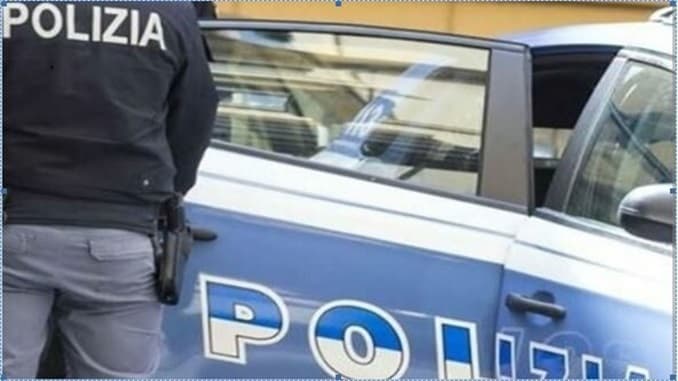 Reagisce allo scippo e finisce in ospedale