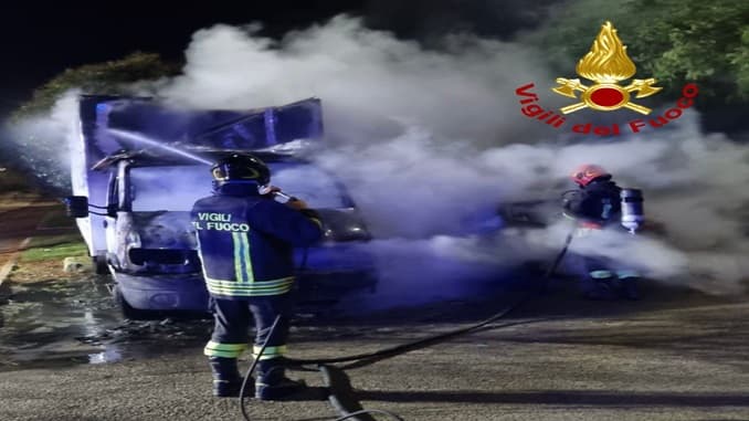 Fiamme ad un furgone, il rogo danneggia anche un'auto