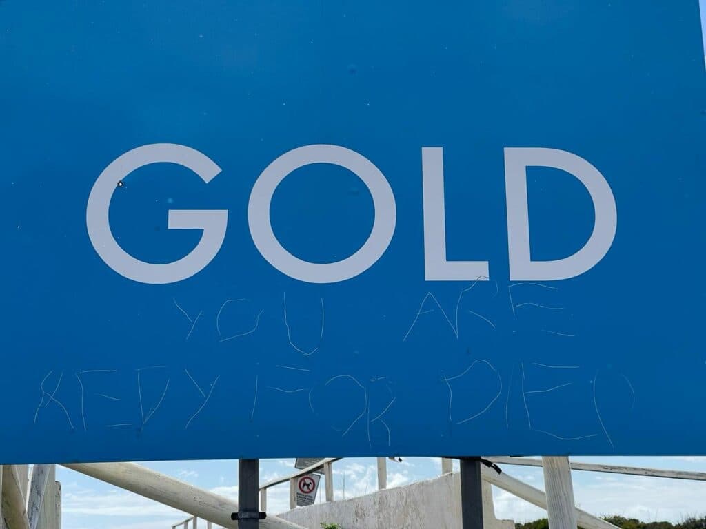 Messaggio inquietante contro il proprietario di un lido a Torre Pali